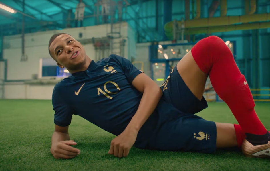 Íntimo Espacioso De Dios El pasado y el presente del fútbol se da cita en el nuevo spot de Nike |  Internacional — Anuncios.com